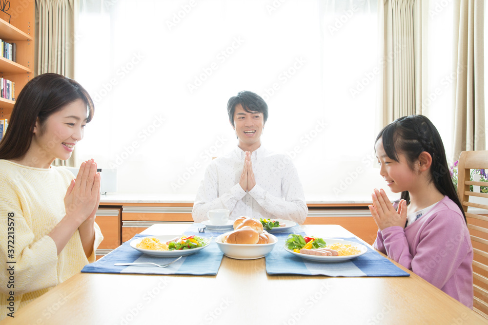朝ごはんを食べる親子 朝ごはんを食べる親子