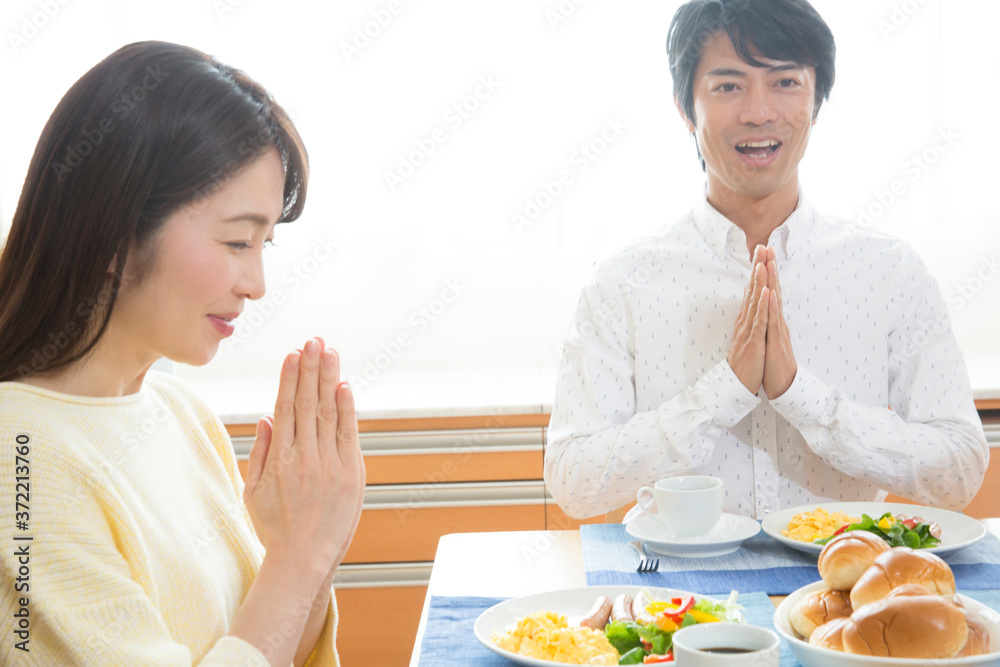 朝ごはんを食べる夫婦