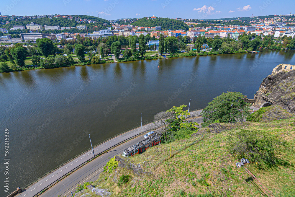 Fototapeta premium Praga, fiume Moldava panorama da Vyšehrad