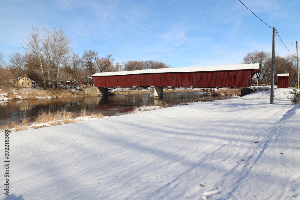 The West Montrose Covered Bridge　ウエスト・モントローズ・カバード・ブリッジ、カナダのオンタリオ州に残る唯一1880年の建築のカバーブリッジ。セント・ジェイコブスのウールリッチにあるグランド・リバーという川にかかっています。