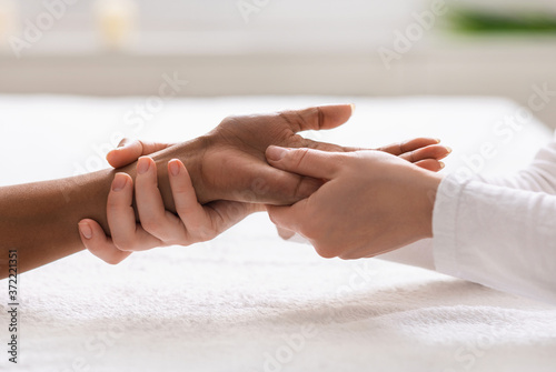 Schilderij op canvas Masseuse giving professional hand massage at spa