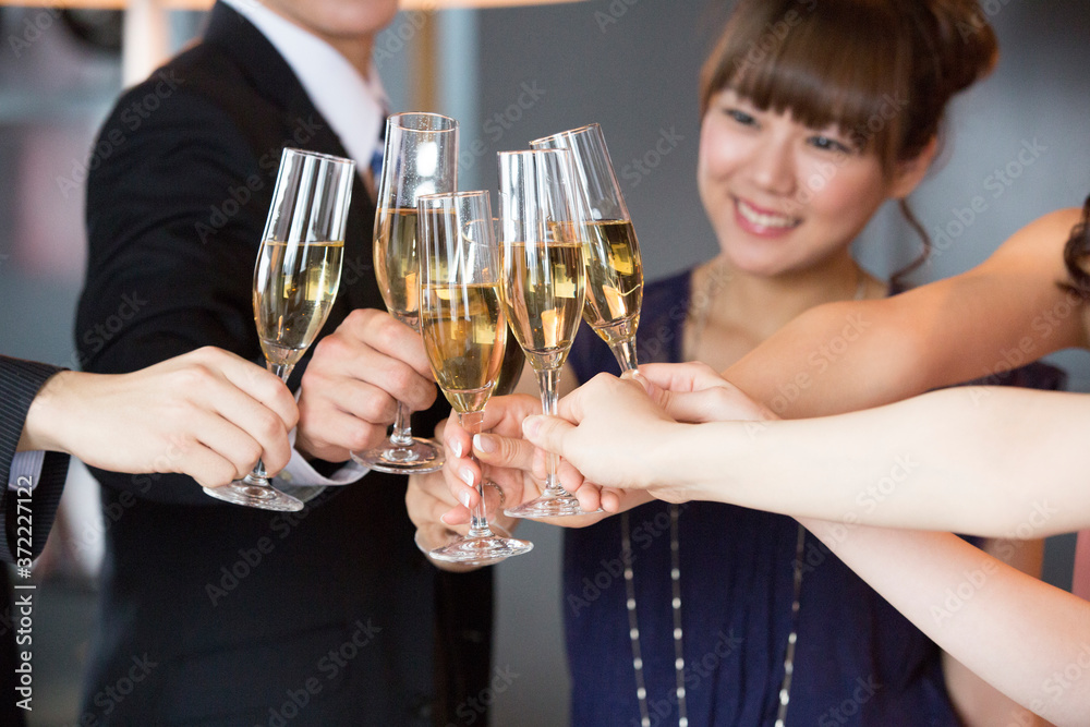 乾杯する男女 乾杯する男女