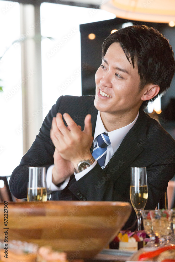 拍手をする男性