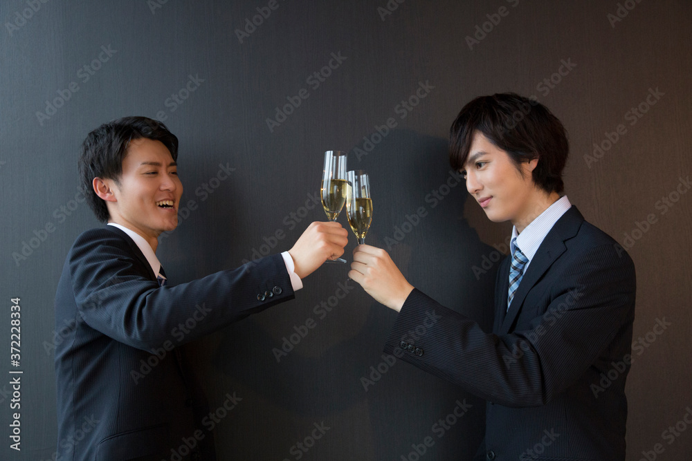 乾杯をする男性