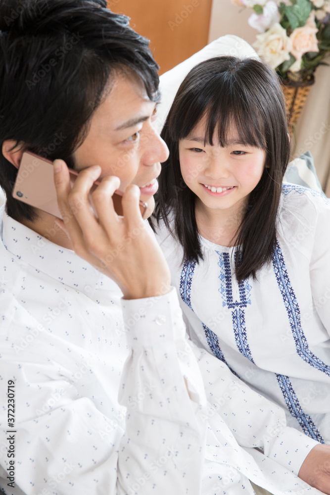 電話をする父親と娘