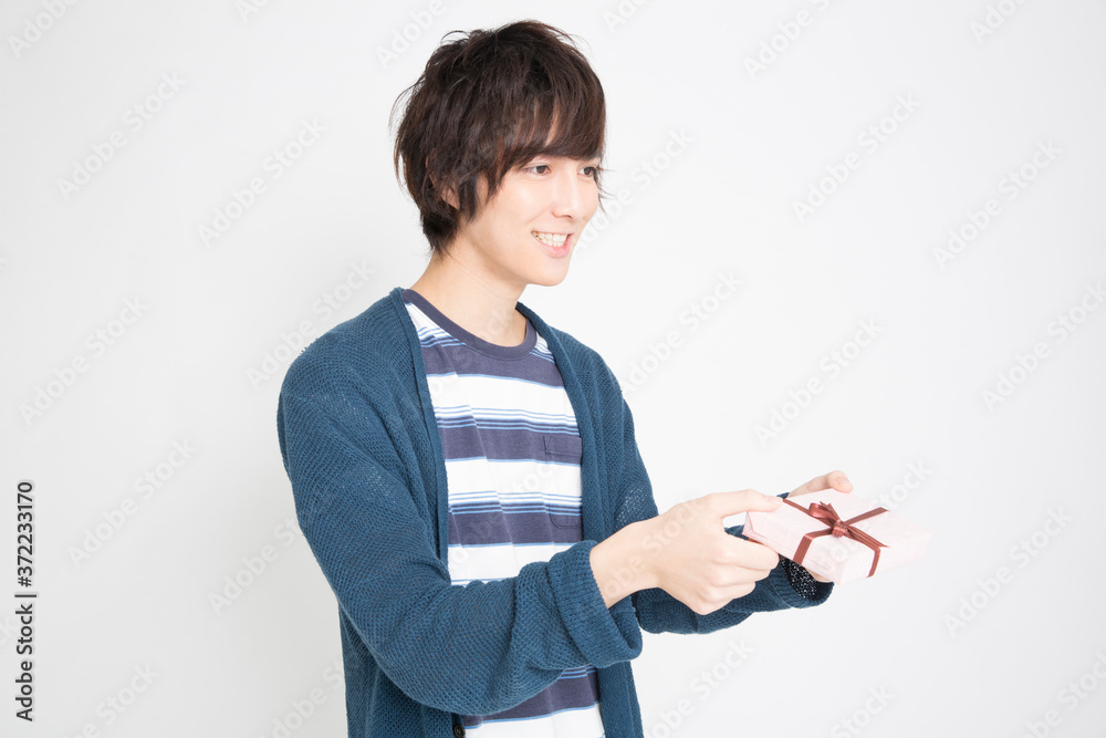 プレゼントを渡す男性 プレゼントを渡す男性