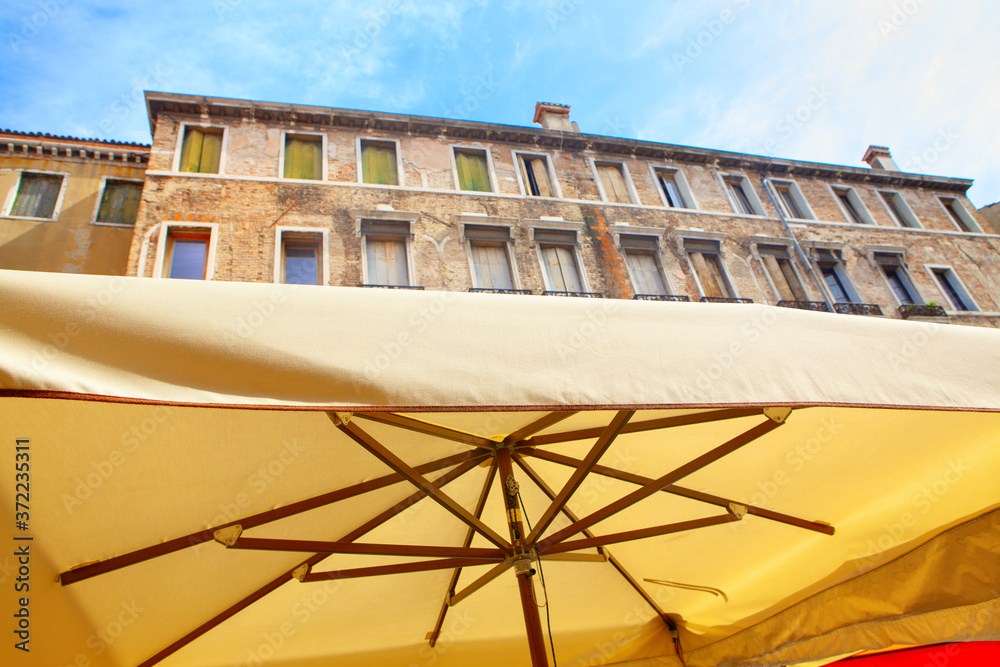 Obraz premium Under the Outdoor terrace umbrella