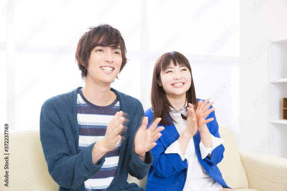 テレビを見る夫婦