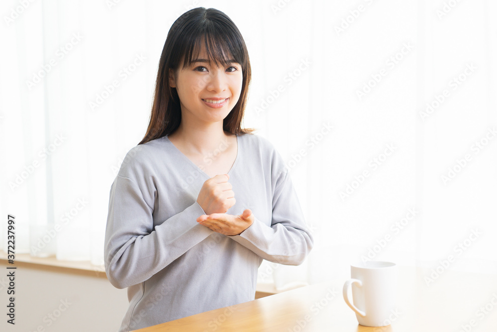 納得する若い女性 納得する若い女性