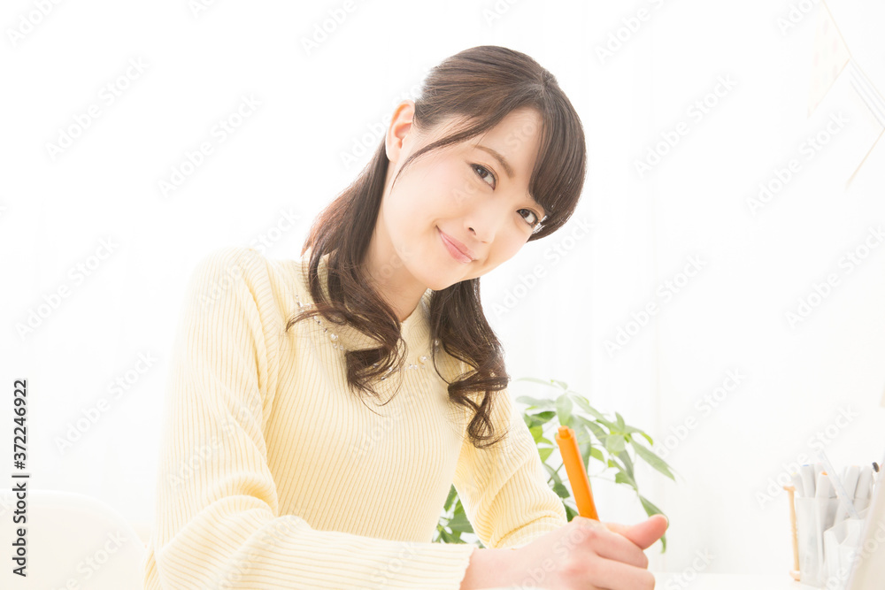 勉強する女性 勉強する女性