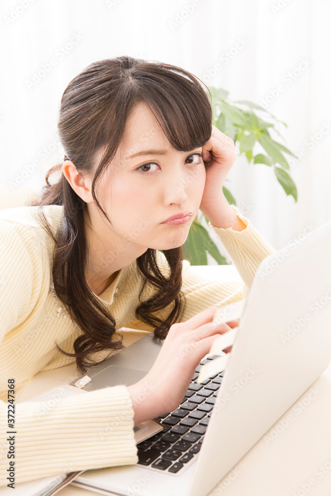 仕事のミスをする女性