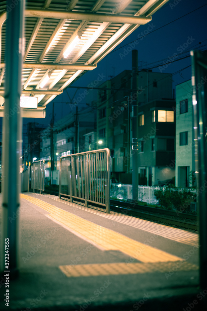 夜の路面電車の駅 Stock Photo Adobe Stock