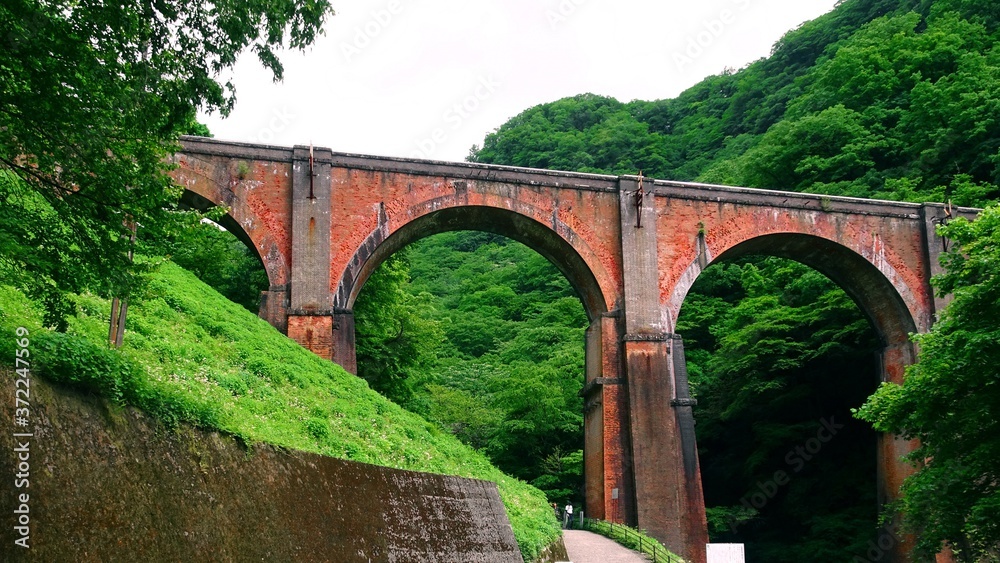 Fototapeta premium めがね橋／廃線の煉瓦造の鉄道橋（群馬県安中市）
