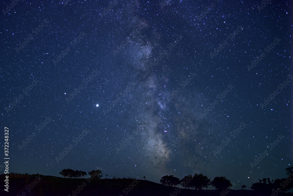 Fototapeta premium 天の川と木星、北海道の夏の夜空。