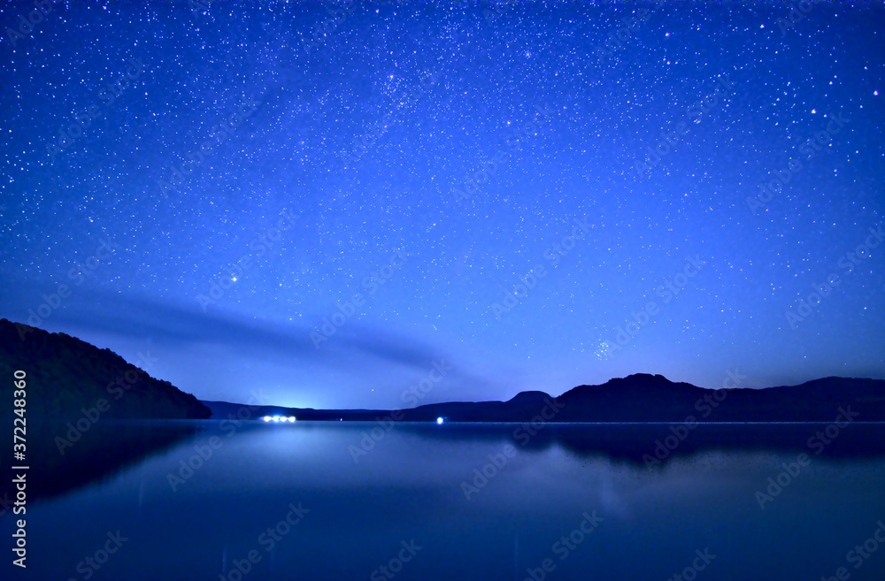 湖の畔から見た夜の星空