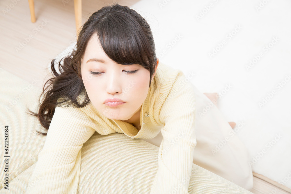 考え事をする女性