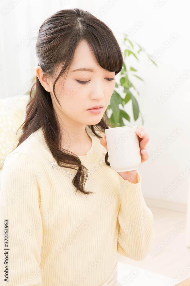 お茶を飲む女性 お茶を飲む女性
