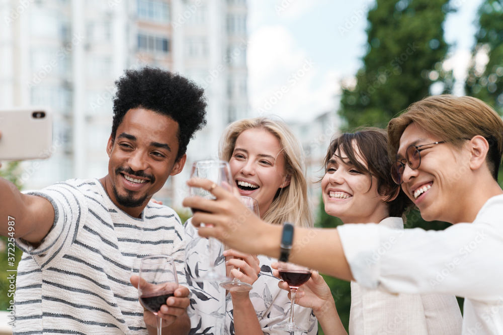 Fototapeta premium Happy group of friends with red wine