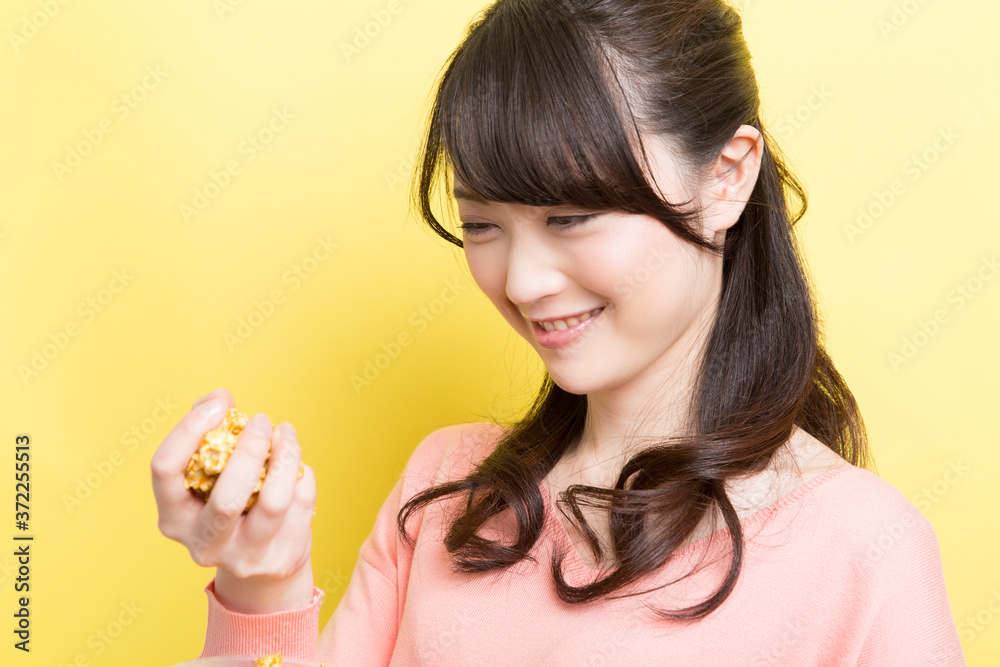 ポップコーンを食べる女性 ポップコーンを食べる女性
