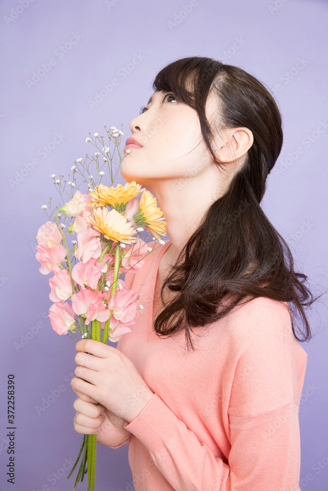 お花を持つ女性 お花を持つ女性