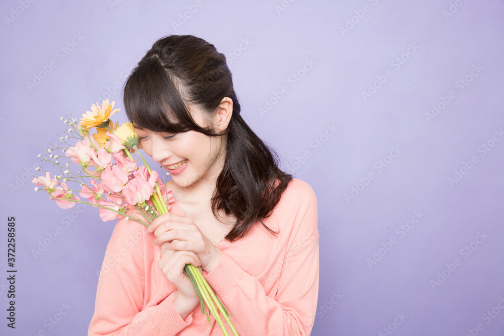 花を持った女性