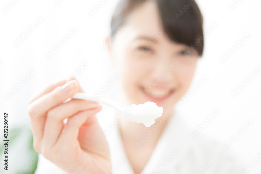 食事介助をする看護師 食事介助をする看護師