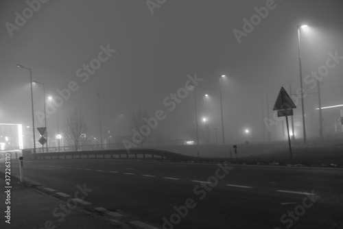 Autofahren bei Nebel - schwarz-weiß