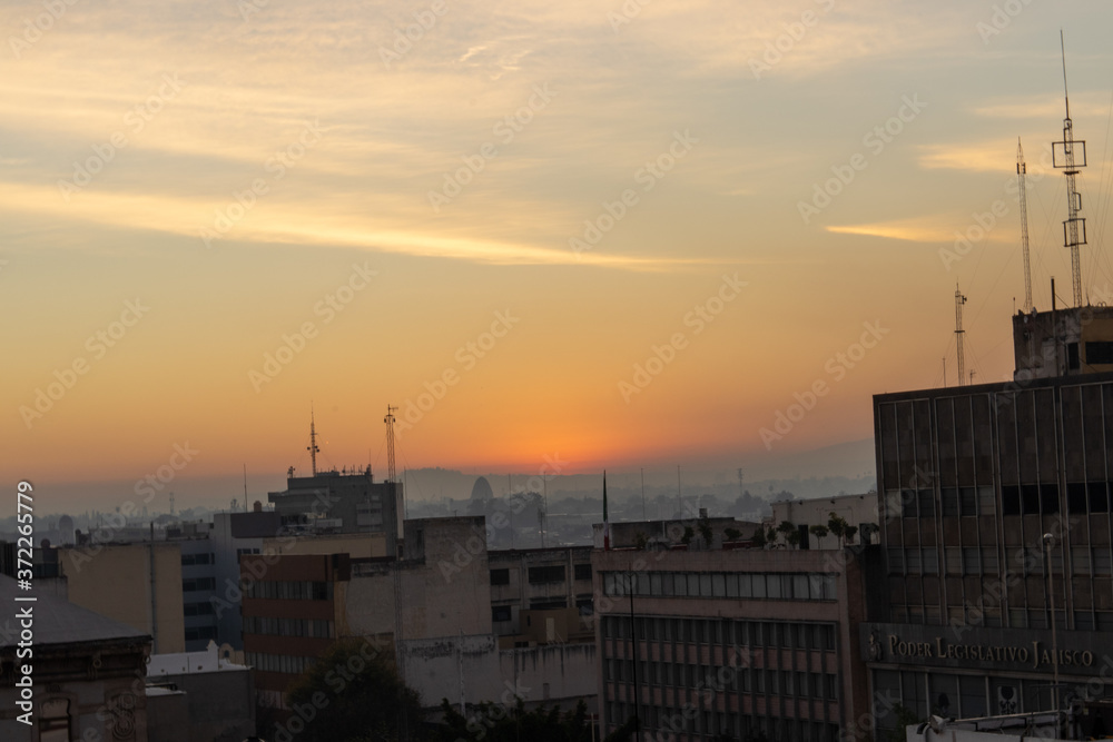 Secuencia de la salida del sol al amanecer en Guadalajara, Jalisco