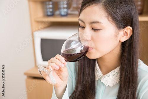 赤ワインを飲む女性