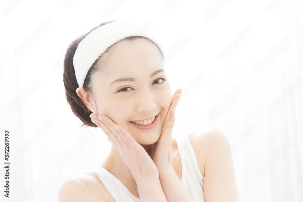 スキンケアをする女性 スキンケアをする女性