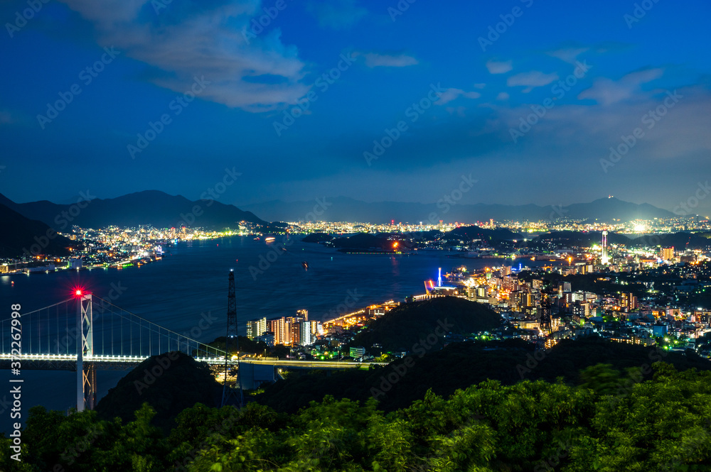 Obraz premium 関門海峡と関門橋の美しい夜の眺め