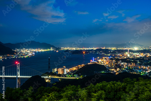 関門海峡と関門橋の美しい夜の眺め