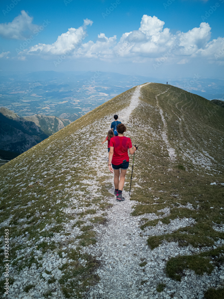 turisti fanno trekking sul monte catria nelle Marche in Italia