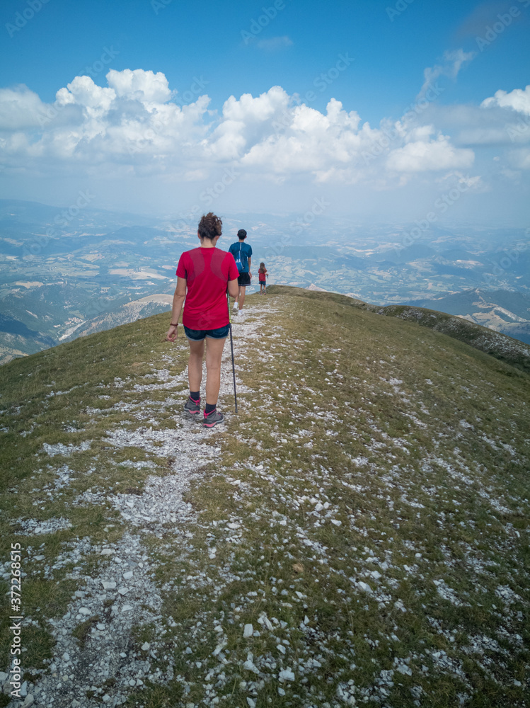 Obraz premium turisti fanno trekking sul monte catria nelle Marche in Italia