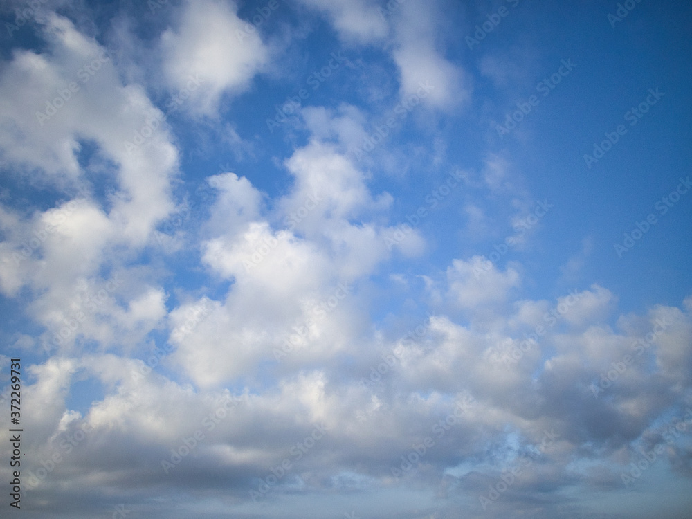 Nubes blancas sobre cielo azul. Concepto de calma y positividad. Fondo.