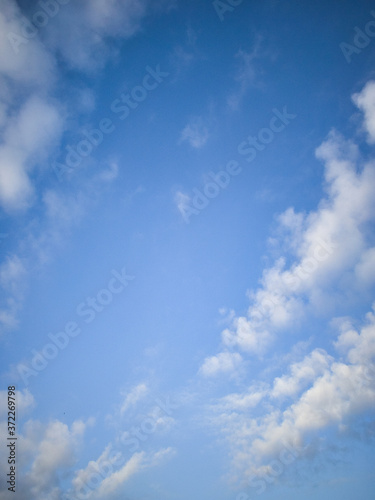 Hermoso cielo azul con nubes blancas. Fondo que refleja calma y serenidad 