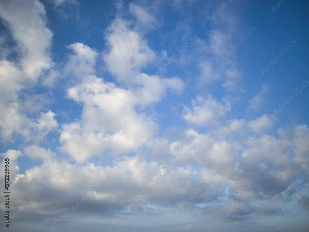Hermoso cielo azul con nubes blancas. Fondo que refleja calma y serenidad