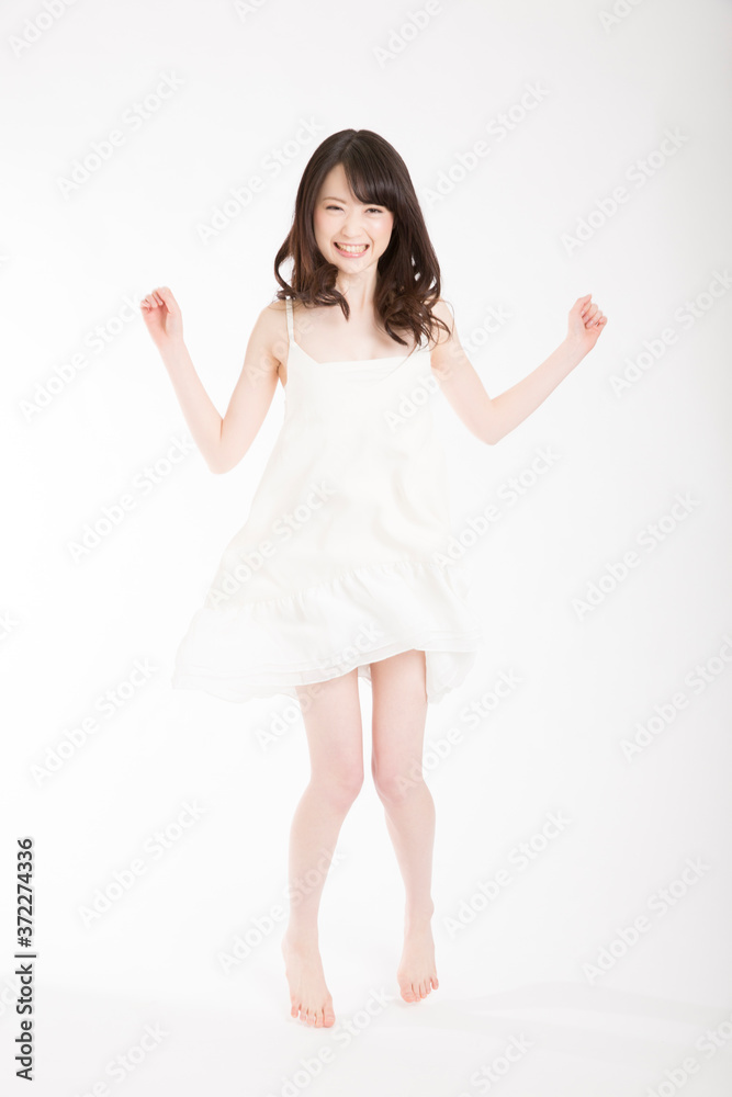 ジャンプする女性 ジャンプする女性
