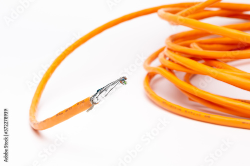 Abisoliertes Ethernet Kabel mit Alu-Abschirmung, mit weissem Hintergrund