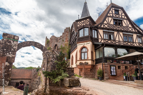 Château médiéval en ruine du Haut-Barr, sur les hauteurs de Saverne, dans le Bas-Rhin (Alsace)