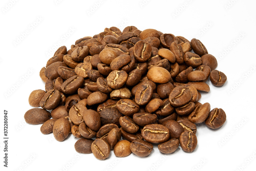 Fototapeta premium coffee beans isolated on white background 