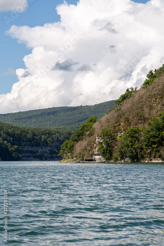 Le lac de Vouglans, dans le massif du Jura, en Bourgogne-Franche-Comté © Jeremie LORAND