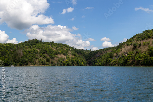 Le lac de Vouglans, dans le massif du Jura, en Bourgogne-Franche-Comté