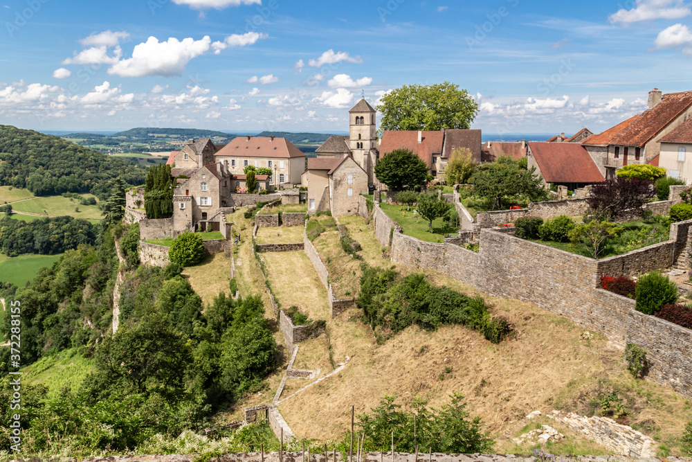 Le village de Château-Chalon, reconnu pour son vin, dans le Jura, en Bourgogne-Franche-Comté