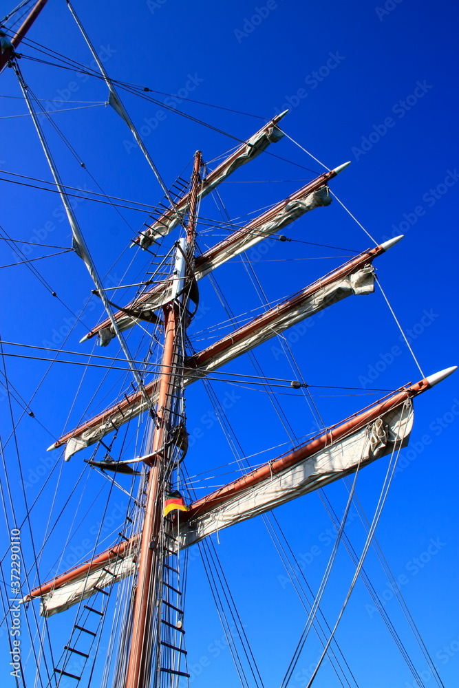 Hauptmast an einem Segelschiff mit 4 Segeln Hauptmast an einem Segelschiff mit 4 Segeln