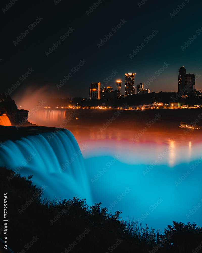 Fototapeta premium niagara falls at night