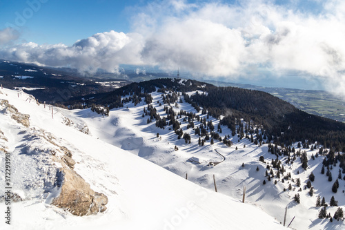 Panorama depuis le sommet de la Dole, le point culminant du massif du Jura et de la station des Rousses, entre la Suisse et la Franche-Comté