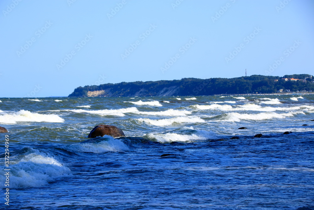 Obraz premium Wellengang an der Ostseeküste bei Sellin auf der Insel Rügen