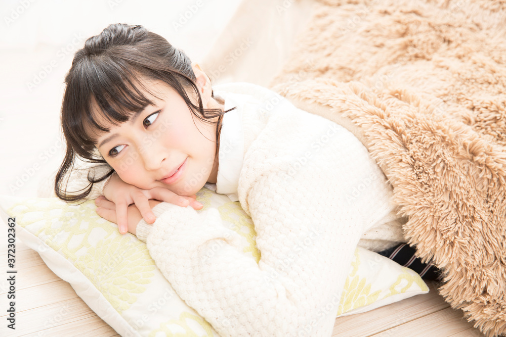 こたつで寛ぐ女性 こたつで寛ぐ女性