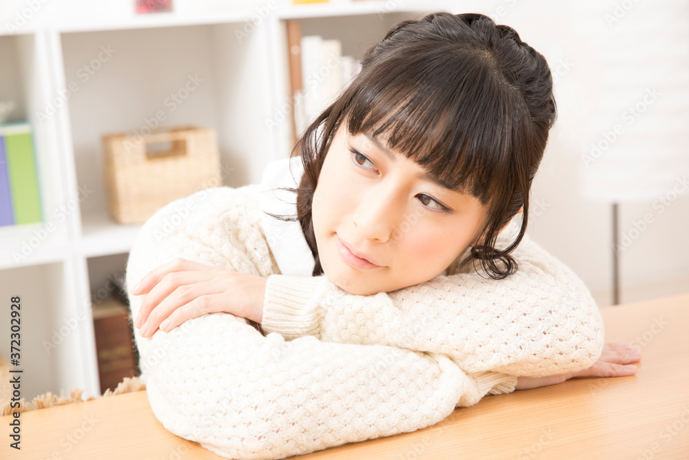 考え事をする女性